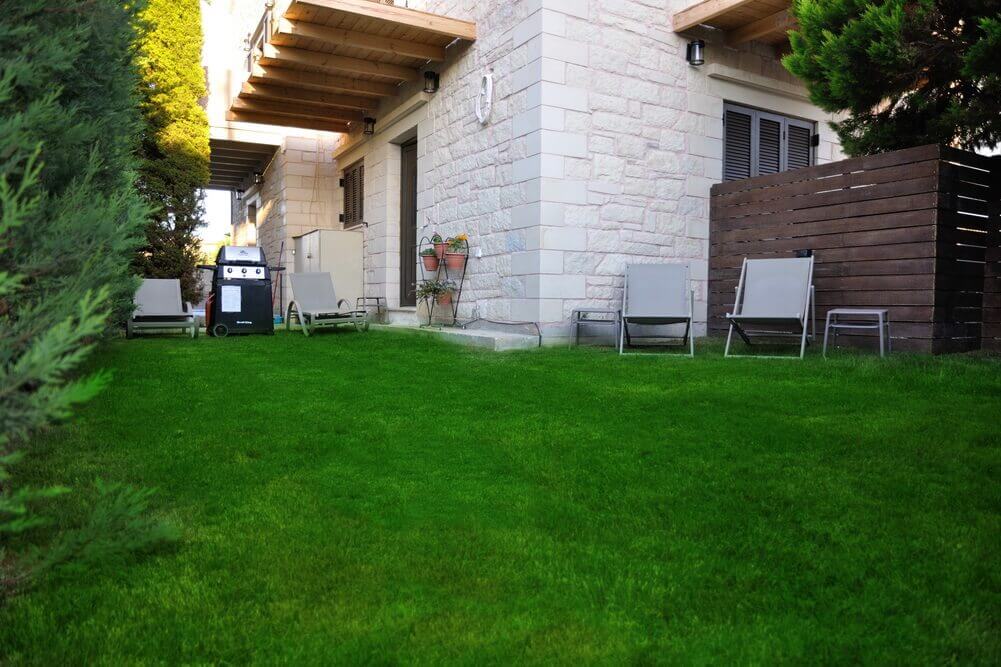 Garden with lawn & Barbecue Broil King